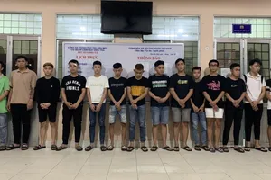 Hàng chục thanh niên cầm mã tấu truy sát đối thủ ở Bình Dương