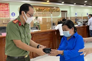 1 Đại úy công an trả lại ví có gần 50 triệu đồng cho người bỏ quên