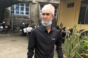 Bình Dương: Nghi can đâm chết tình địch tại phòng trọ ra đầu thú