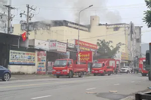 Vụ cháy quán karaoke ở Bình Dương: Khói lửa bùng phát trở lại