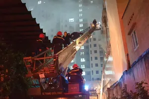 Hình ảnh vụ cháy quán karaoke tại Bình Dương, nhiều người chết 