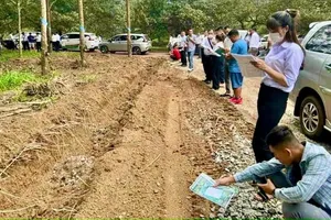 Lại xuất hiện clip hàng trăm người mua bán đất như mua rau ở Bình Phước