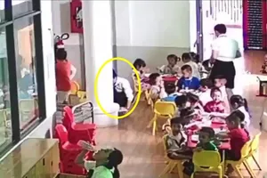 Bình Dương: Bảo mẫu bị cho thôi việc vì lấy cơm bị đổ tiếp tục cho trẻ ăn
