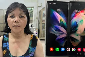 Vào tiệm tạp hóa mua đồ, lấy luôn điện thoại