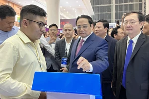 Thủ tướng tham quan triển lãm tại ngày hội Techfest VietNam năm 2022