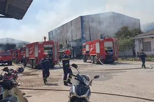 Nhà xưởng 1 công ty ở Bình Dương bốc cháy dữ dội