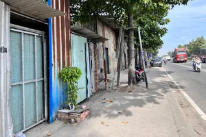 1 cô gái nghi bị giết trong dãy ki ốt ở Bình Dương trong tình trạng khỏa thân