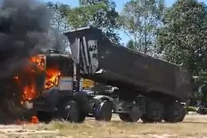 3 xe tải ở Bình Dương bốc cháy khi đang chạy 