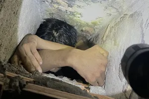 Bình Dương: Kẻ trộm kẹt trong ống thông hơi, công an phải giải cứu