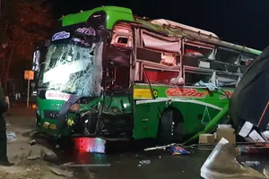 2 ô tô tông trực diện, tài xế xe tải văng xuống đường trọng thương