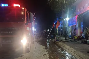 Bình Dương: Đạp đổ xe máy rồi châm lửa đốt, cháy cả nhà