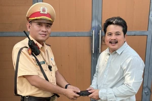 CSGT Bình Dương đến tận nhà trả lại ví tiền cho người đánh rơi
