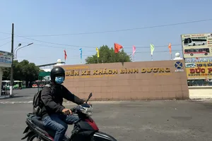 Bình Dương: Người dân bức xúc về 1 tấm bảng lạ trước bến xe