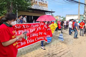 Bình Dương: Người dân lại căng băng rôn đòi giao đất