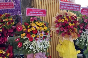 Tự đặt lẵng hoa lấy tên lãnh đạo đặt ở quán cà phê ngày khai trương