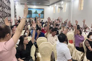 Phụ huynh Bình Dương bật khóc khi đối thoại với Shark Thủy