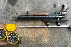 Dí súng vào đầu bạn bóp cò khi phê ma túy