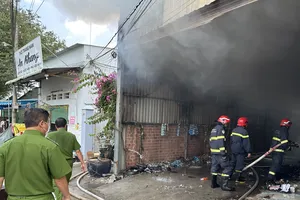 Nam thanh niên nghi ngáo đá tấn công công an, đốt nhà dân