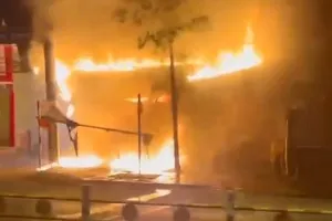 Một tiệm sửa xe máy ở Bình Dương bị cháy trụi