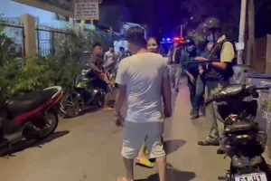 Người cha cùng nhóm bạn thủ súng, dao đi trả thù cho con gái