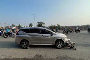 Ngáo đá tông ô tô vào nhiều xe máy đang chờ đèn đỏ