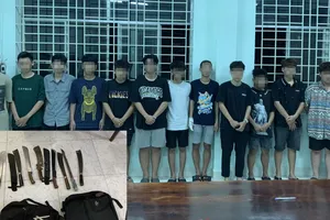 Hàng chục học sinh ở Bình Dương thủ dao, kiếm hẹn chém nhau