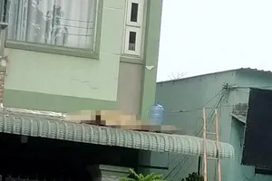 Bình Dương: Người thợ quảng cáo tử vong trên mái nhà, nghi điện giật