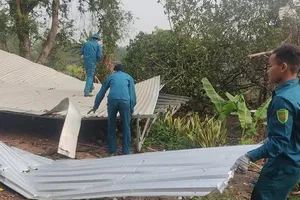 Bình Phước: Cả trăm nhà dân bị tốc mái vì lốc xoáy
