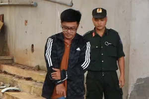 Tài xế rút ruột gần 13 tấn hạt điều trị giá 1,5 tỷ đồng