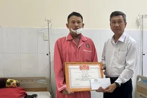 Bảo vệ ngân hàng Sacombank bắt cướp có súng được tặng giấy khen