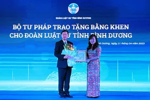 Đoàn Luật sư tỉnh Bình Dương nhận bằng khen của Bộ Tư pháp
