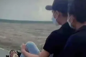 Lái xe bằng chân để quay clip đăng lên mạng 