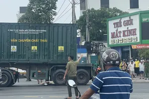 Bình Dương: Nam thanh niên chết thảm dưới gầm xe container