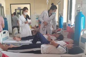 Nhiều học sinh tiểu học cấp cứu sau khi ăn kẹo lạ