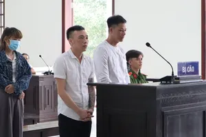 Nam nữ trốn trong trang trại gà để... sử dụng ma túy