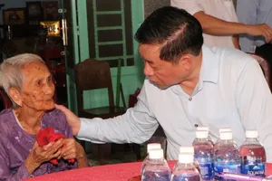 Trưởng Ban Tuyên giáo Trung ương thăm Mẹ Nguyễn Thị Rực ở Bình Dương