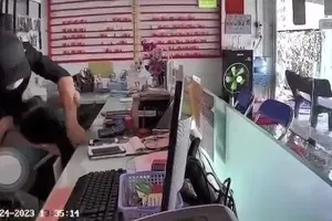 Clip ghi cảnh 2 thanh niên cướp tiền tại điểm giao dịch Viettel