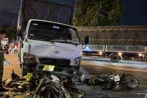 Xe tải tông nhiều người đang dừng đèn đỏ, kéo lê trên đường