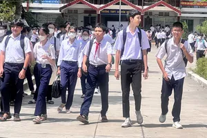 Bình Dương: Giao thông hỗn loạn tại điểm thi vào lớp 10 trên Quốc lộ 13