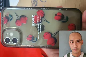 Nam thanh niên ‘tiện tay’ cầm luôn điện thoại của chủ quán cà phê