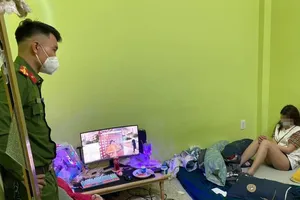 Công an Bình Dương bắt quả tang nhóm thanh niên đang ‘phê’ ma túy