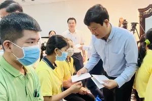 Chủ tịch tỉnh Bình Dương thăm tặng quà cho công nhân khó khăn, bị bệnh hiểm nghèo