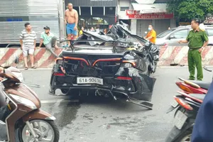 Tài xế có nồng độ cồn 0,748mg/lit khí thở lái ô tô lùa nhiều xe máy dừng đèn đỏ 