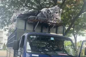 Bình Dương: Phát hiện xe chở chất thải sai quy định