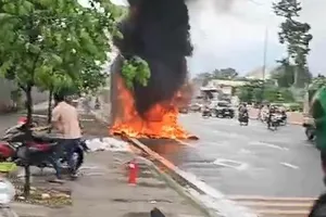 Đầu xe container bốc cháy dữ dội, tài xế may mắn thoát chết