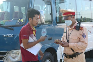 Bình Dương ra quân tổng kiểm tra hoạt động xe khách, xe tải