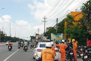 Đang sửa mái hiên, nghi chạm dây điện rơi xuống đất tử vong