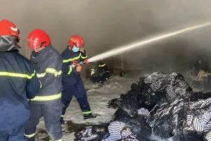 Bình Dương: Công ty dệt may bị lửa bao trùm
