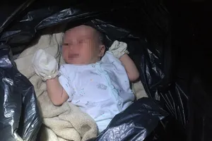 Bình Dương: Bé gái mới sinh bị bỏ rơi trên vỉa hè