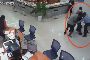 Bình Dương: Bảo vệ ngân hàng quật ngã tên cướp có súng được tặng bằng khen